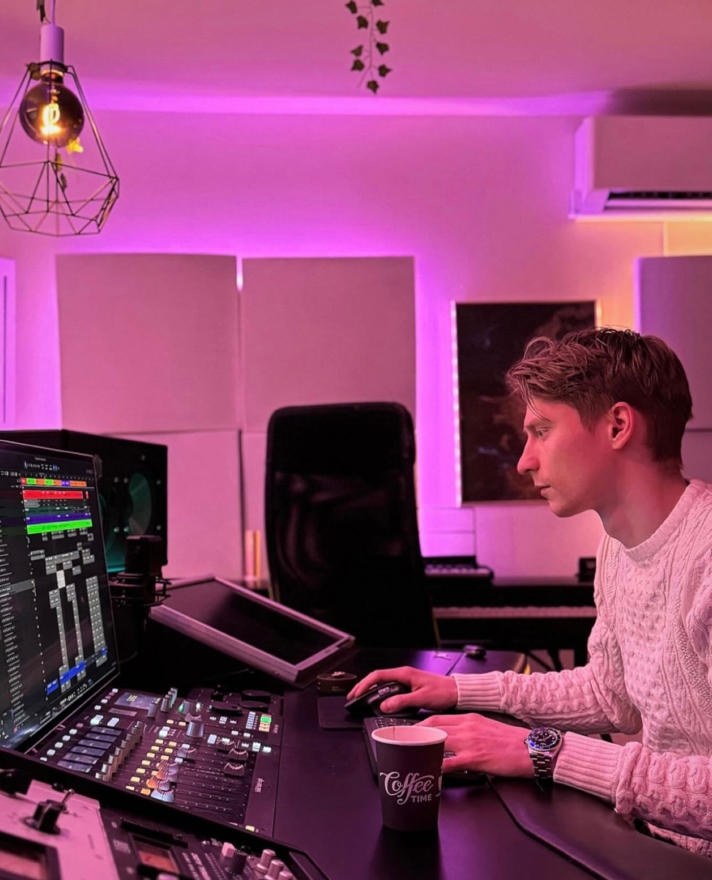 Mike Parda jobber med musikk i studio